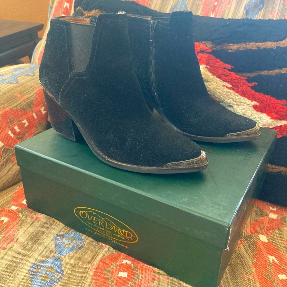 Overland Ladies Zipper Ankle Boot w Metal Tip & Detail, Black Suede, EU 38